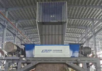 由破碎设备引发的废弃菌棒“淘金路”