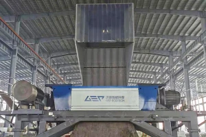 由破碎设备引发的废弃菌棒“淘金路”