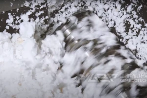 将聚氨酯泡沫废料破碎并获得细颗粒