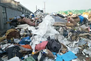 双轴剪切破碎机在生活垃圾处置中是如何做到防缠绕的?