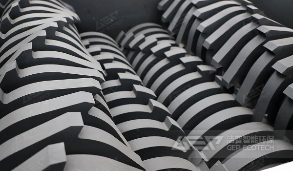 四轴破碎机在处理危险废物桶中的效果