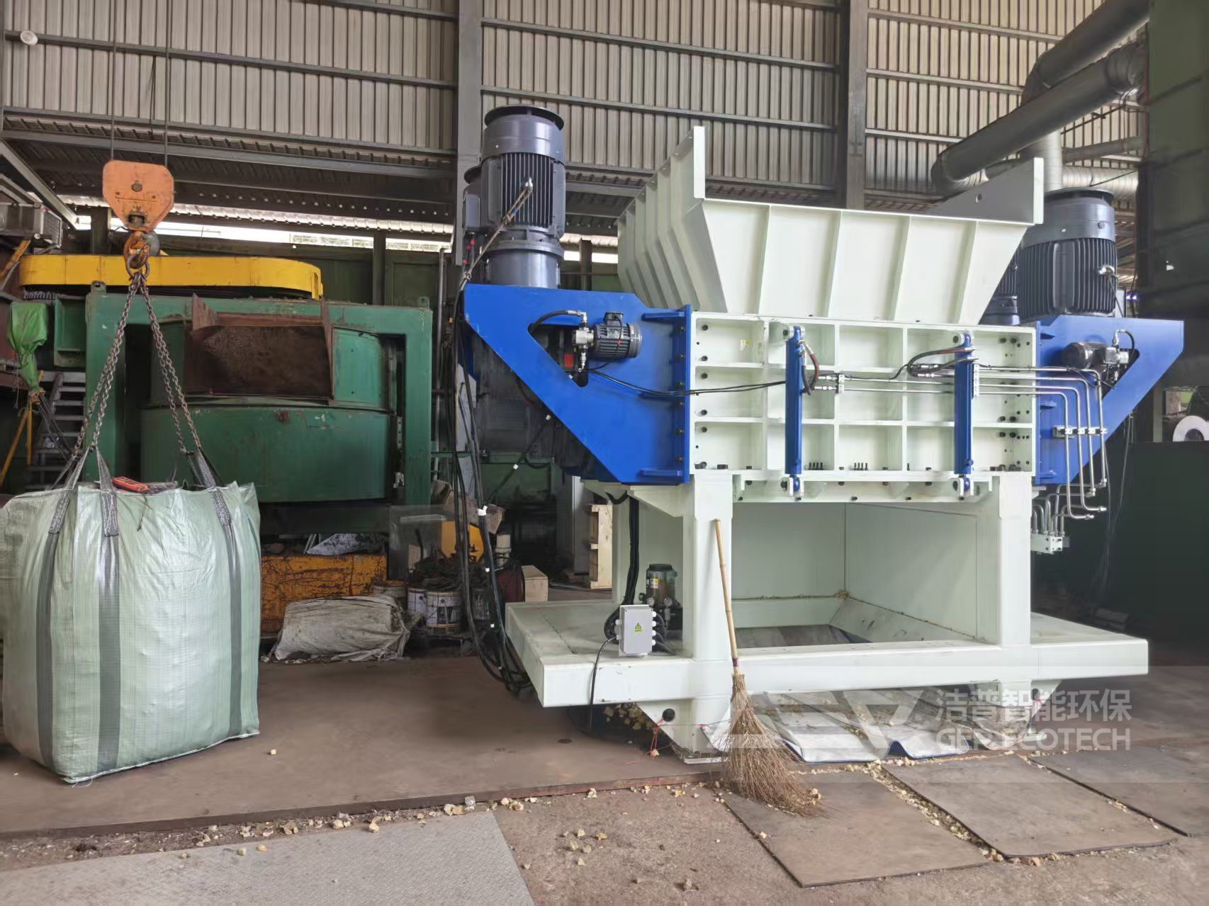 四轴撕碎机处理汽车配件现场