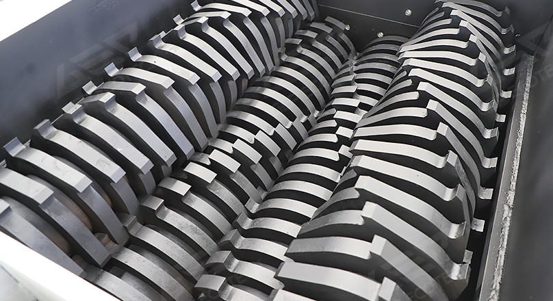 四刀轴协同破碎