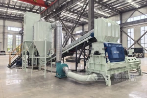 利用粉碎后的菌菇棒替代部分燃煤，水泥厂降本减碳双达标