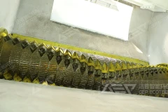 破碎大量旧制服用哪种撕碎机？