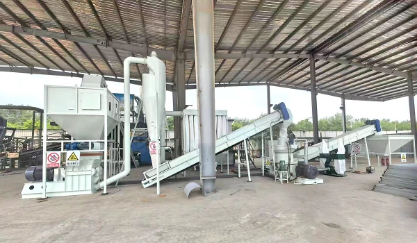 黄瓜秧堆沟烂、地膜埋隐患？转化生物质颗粒有妙招！洁普工艺设备支持，环保赚钱两不误